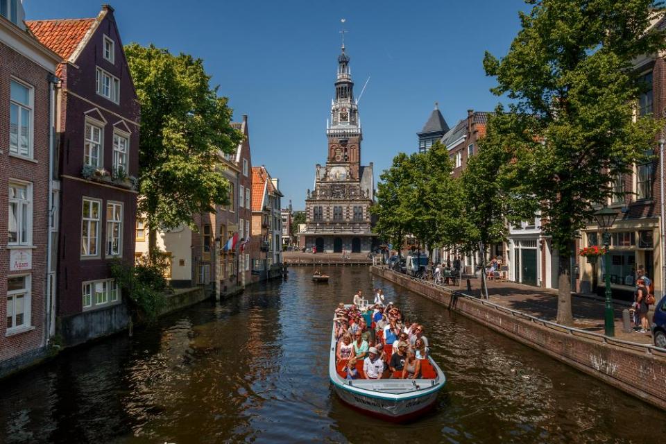 boot met mensen met op de achtergrond de waagtoren in Alkmaar